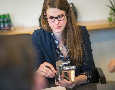 In einem großen Unternehmen wertschöpfend ausbilden lassen.