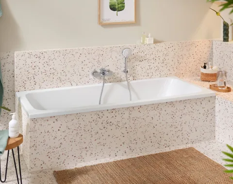 Frau in Badewanne während Sanierung Badezimmer