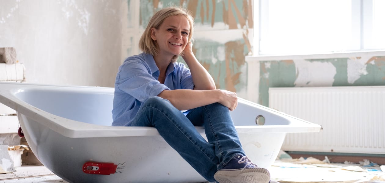 Frau in Badewanne während Sanierung Badezimmer