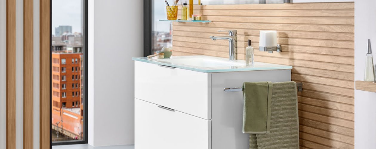 Pure Ästhetik dank Glasablage, dezenten und doch geräumigen Waschtisch und praktischer LED-Beleuchtung im Spiegel.