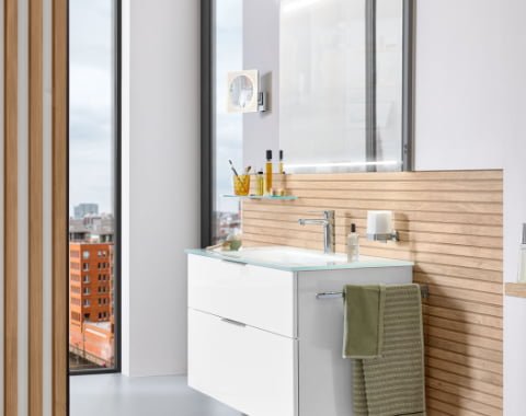 Pure Ästhetik dank Glasablage, dezenten und doch geräumigen Waschtisch und praktischer LED-Beleuchtung im Spiegel.