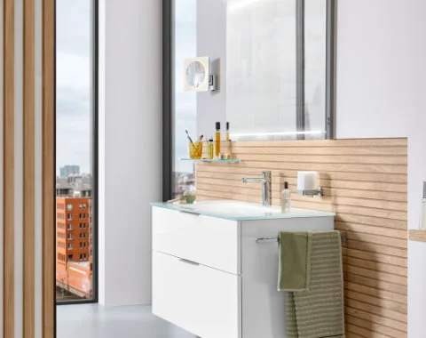 Pure Ästhetik dank Glasablage, dezenten und doch geräumigen Waschtisch und praktischer LED-Beleuchtung im Spiegel.